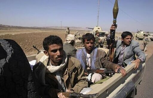 مداهمات بالعربات والجرافات .. تابع تفاصيل جرائم الحوثيين في قرى همدان