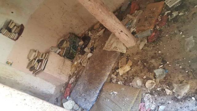 قبل فرارها من المنطقة.. شاهد كيف حولت ميليشيا الحوثي أحد مساجد تعز التاريخية "صورة" 