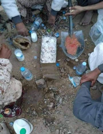 شاهد صورة تشعل مواقع التواصل الاجتماعي لأفراد الجيش الوطني بجبهات مأرب اثناء الإفطار
