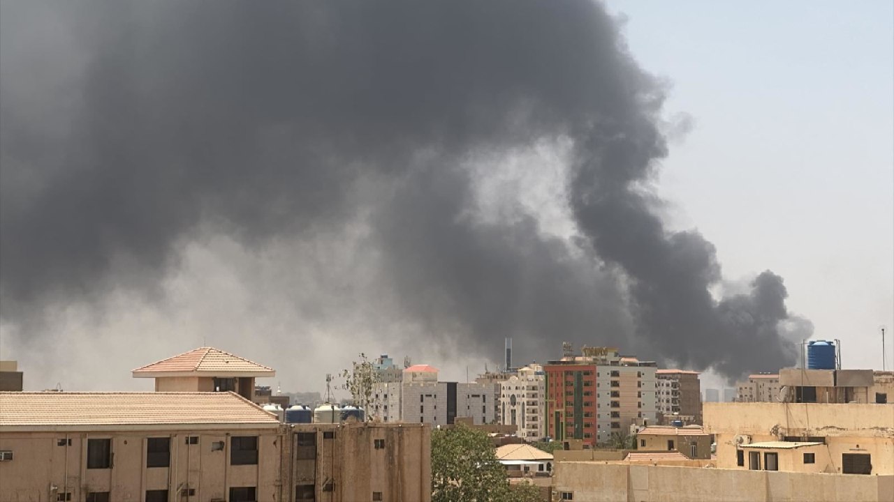 استمرار القصف بالخرطوم لليوم الرابع وأمريكا تدعو لوقف القتال في السودان