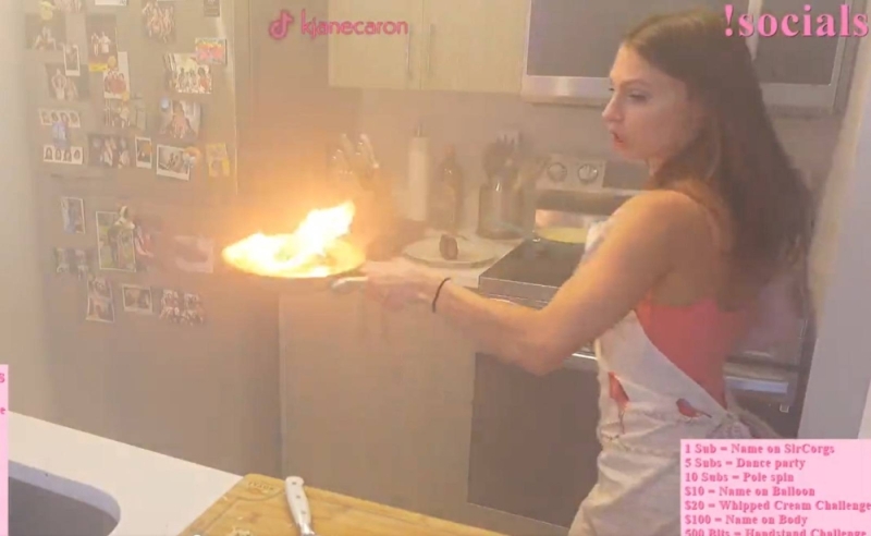 امرأة تشعل النيران داخل مطبخها بالكامل أثناء بث مباشر لحلقة طهي
