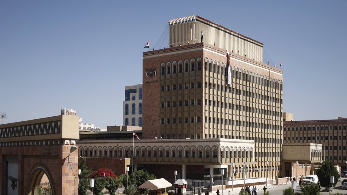 القطاع المصرفي في مناطق سيطرة ميليشيا الحوثي يقترب من الإفلاس