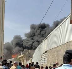 صنعاء.. حريق ضخم يلتهم مصنعا للإسفنج ويتسبب بخسائر مادية كبيرة