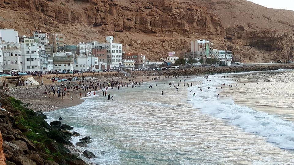 حضرموت.. قوات خفر السواحل تنقذ شاب من الغرق واختفاء آخر أثناء السباحة