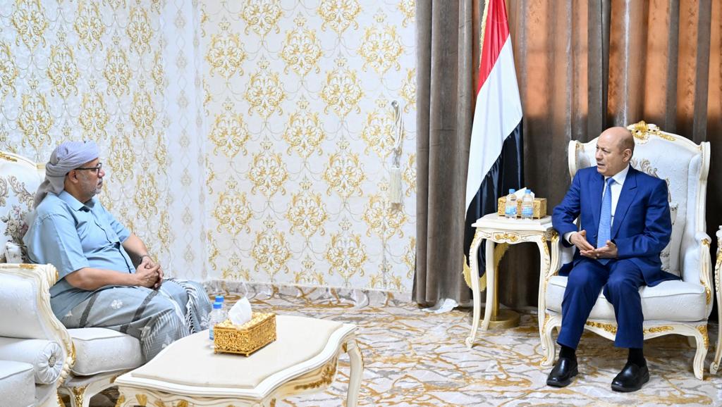 في المهرة.. الرئيس العليمي يستقبل الشيخ عبدالله ال عفرار 