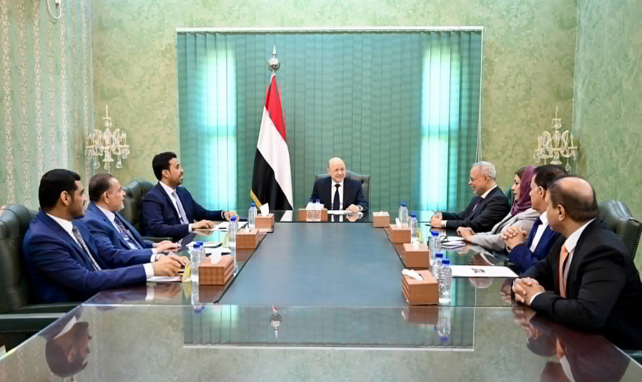 رئيس مجلس القيادة يجتمع برئيس هيئة التشاور والمصالحة ونوابه مؤكداً مضي الدولة في مسار الإصلاحات 