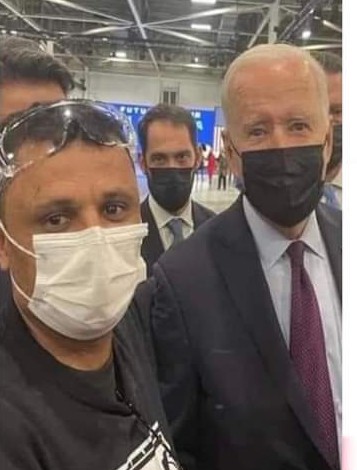 يمني يدير شركة GMC الأمريكية للسيارات ويلتقي الرئيس بايدن ويأخذ سيلفي معه .. الإسم والصورة