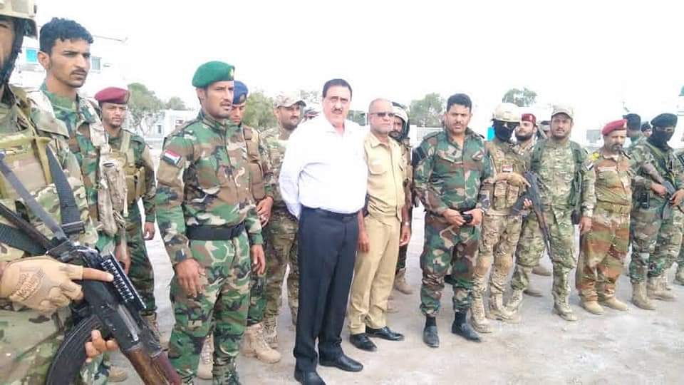 مدير أمن عدن يظهر بالزي المدني وسط أفراده .. صورة