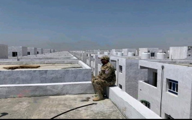 شاهد العميد طارق يعتلي أحد المباني وهذا ماكان يفعلة.. صورة 