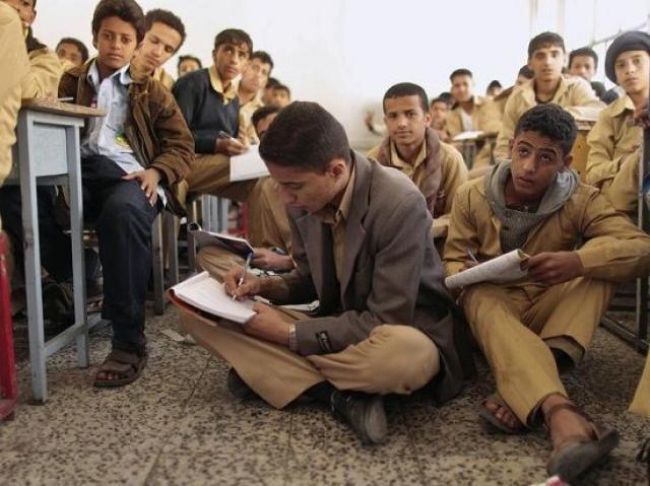 هذا ما وزعته مليشيا الحوثي على طلاب المدارس في العاصمة صنعاء وحذرتهم من التفريط فيه 