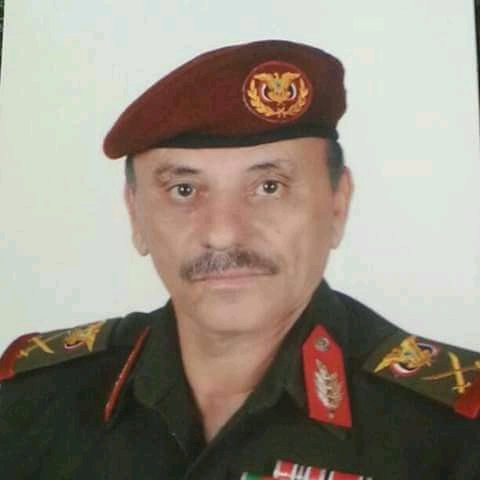 صورة نادرة للرئيس هادي بالزي العسكري و الى جانبه هذا القائد البارز ؟