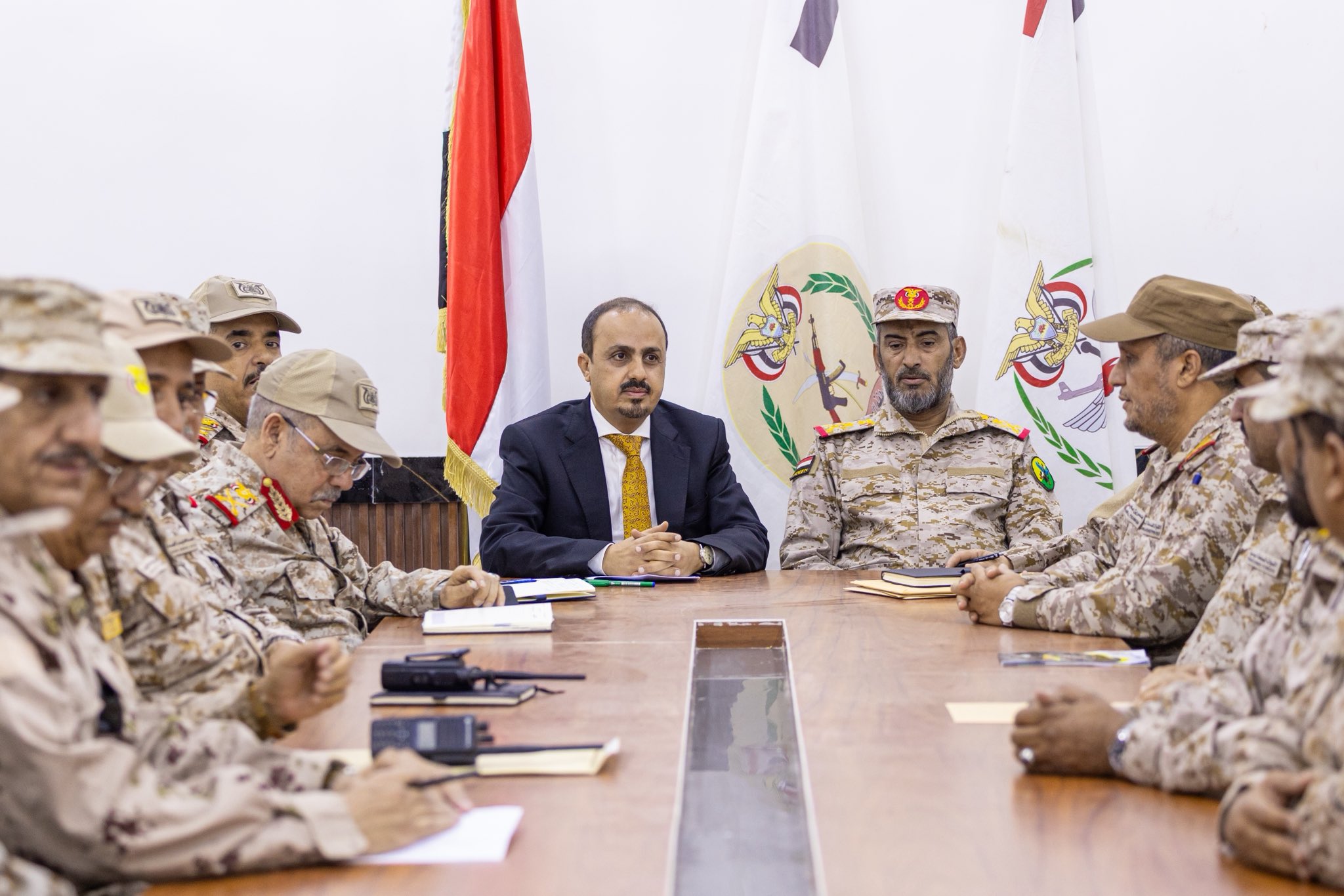 الوزير الإرياني يعقد اجتماعا موسعا مع قيادات رؤساء هيئات وقيادات ومدراء دوائر هيئة الأركان العسكرية