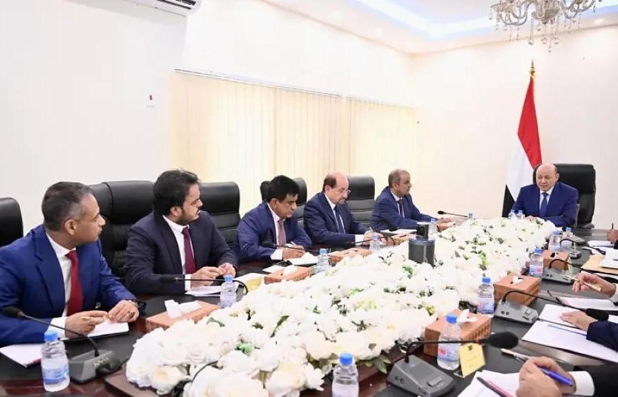 الرئيس العليمي يترأس اجتماعا استثنائيا في عدن لحل هذه الأزمات
