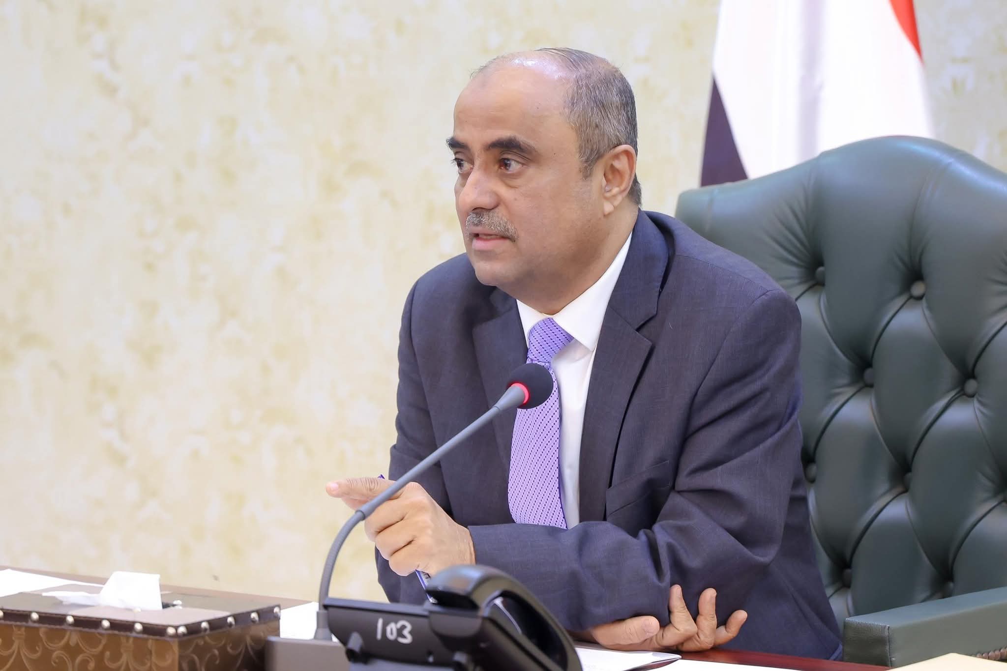 بن بريك يجري اتصالا هاتفيا مع لملس لمتابعة معالجة الأضرار الناجمة عن المنخفض الجوي في عدن