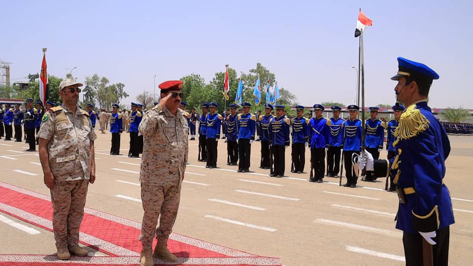 شهد عرضا عسكريا مهيب.. ‏الوزير الداعري يزور كلية الطيران والدفاع الجوي في مأرب