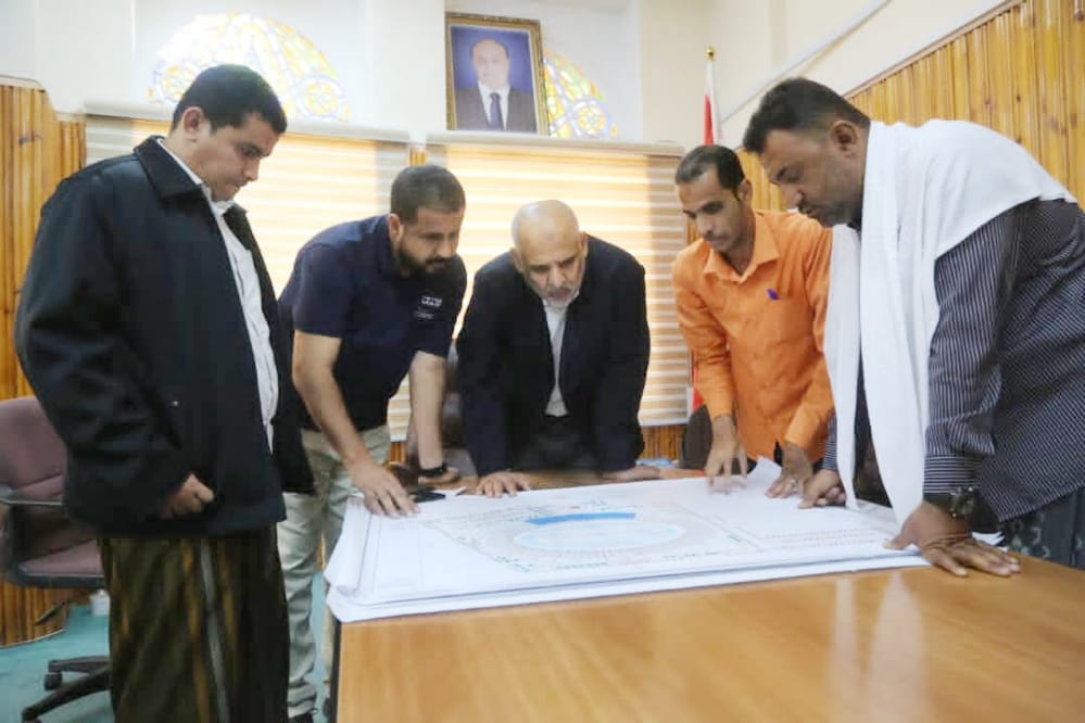 مناقشة سبل استثمار المساحات الخارجية للاستاد الاولمبي بسيئون