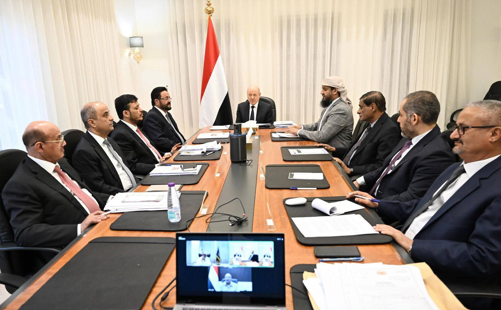 أنباء عن اجتماع مرتقب في الرياض لمجلس القيادة الرئاسي والحكومة و إنفراجه قريبةللأزمة 