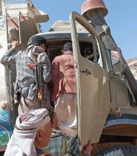 في مناطق سيطرة المليشيا الحوثية .. مقتل اثنين من سائقي الشاحنات بصورة بشعة