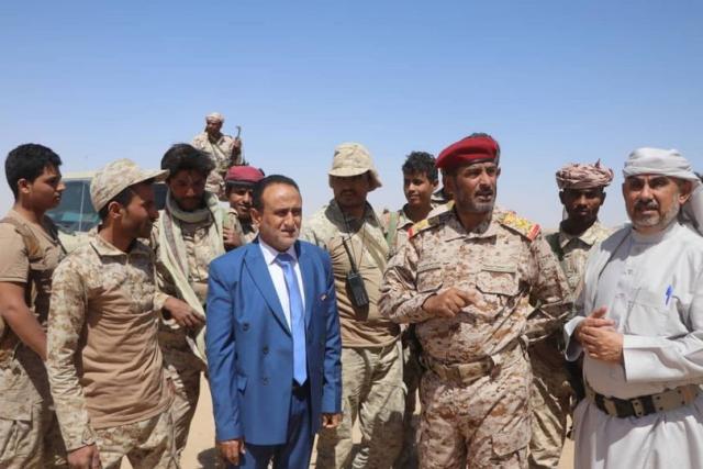 شاهد الركن ”بن عزيز” و”أبو الغيث” يتفقدان أبطال الجيش اليمني غربي مأرب 