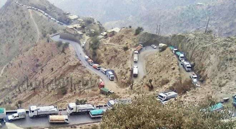 نتيجة حصار الحوثيين .. حادث مروع يودي بحياة 8 أشخاص بأخطر طريق في اليمن (تفاصيل مرعبة)