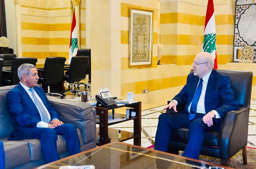رئيس الوزراء اللبناني يلتقي سفير بلادنا 