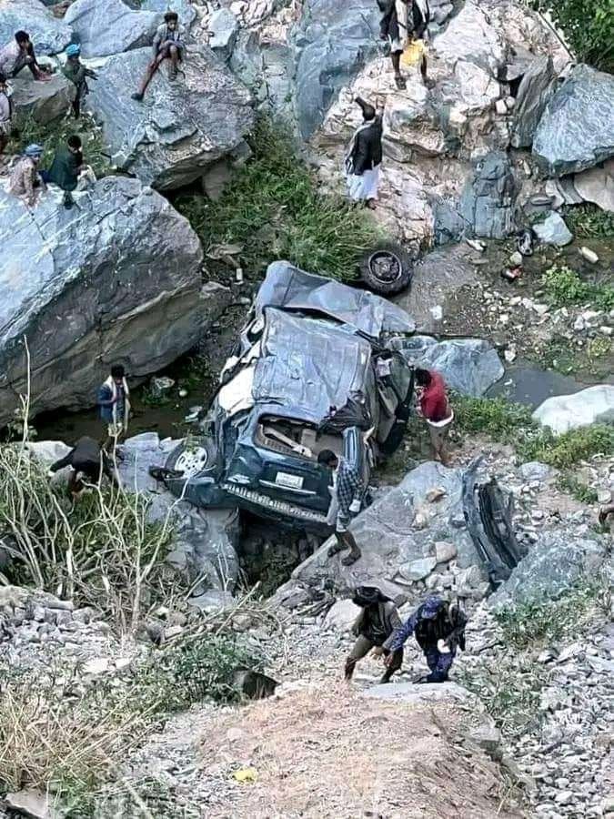 حجة.. انزلاق سيارة في منحذر جبلي يسفر عن وفاة وإصابة 15 شخص مدني