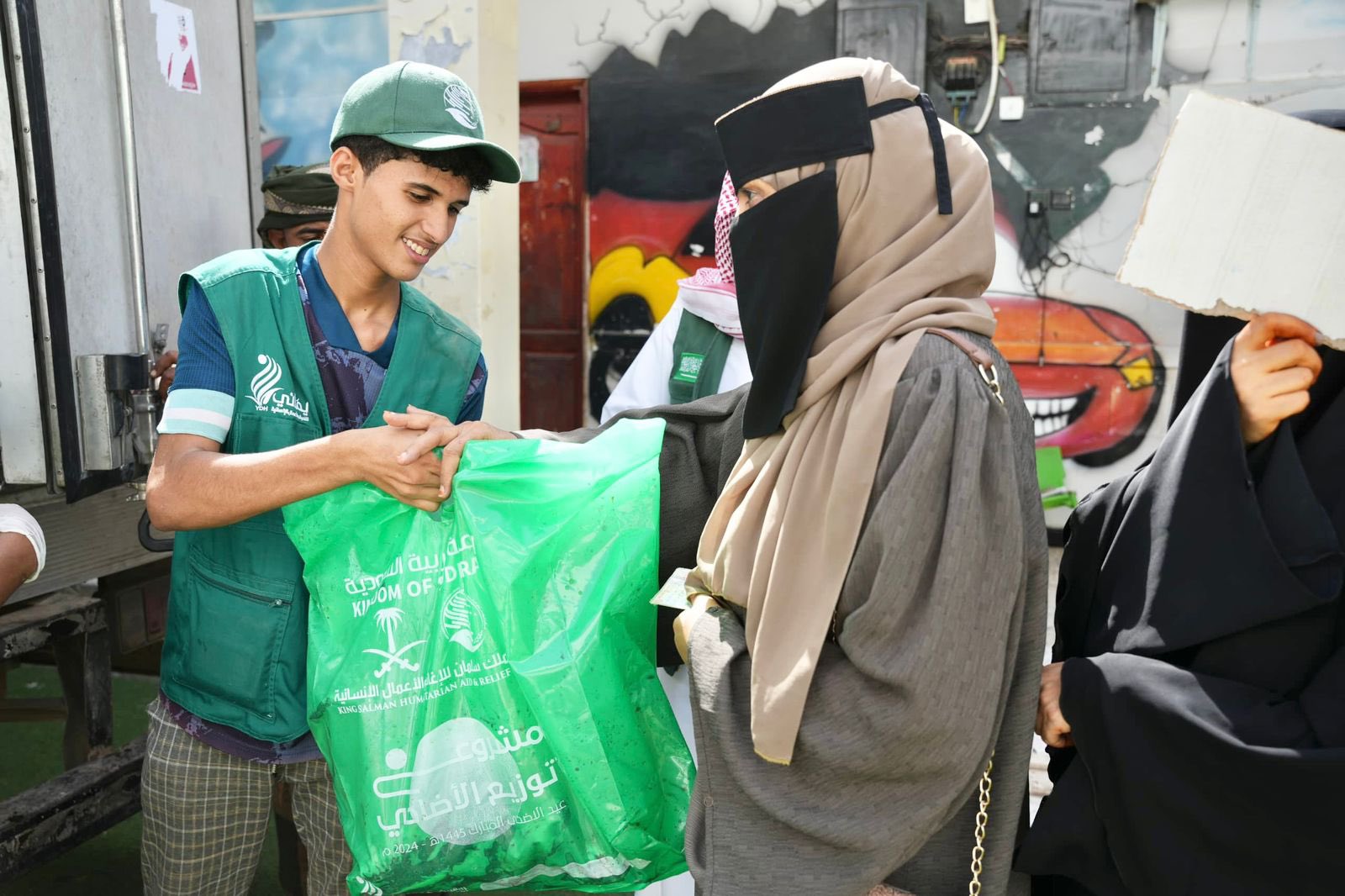 استهدف اربع محافظات يمنية.. مركز الملك سلمان للإغاثة يوزع سلل غذائية للأسر الأشد احتياجا