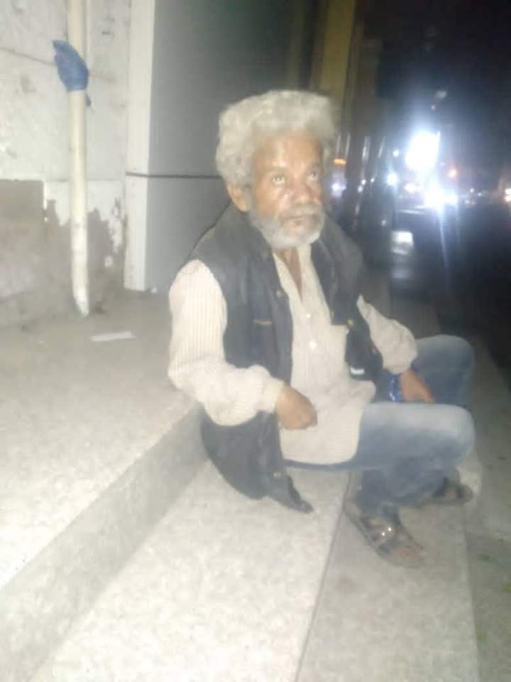 شاهد صورة أحد أفراد الأمن منتظراً صرف راتبه في عدن و بحالة يرثى لها