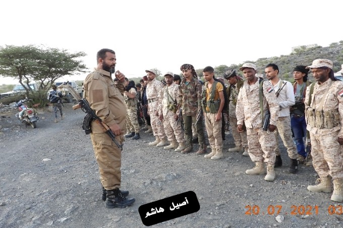 قيادة اللواء الثالث مقاومة تزور مواقع افرادها في الخطوط الأمامية لجبهات القتال بالضالع .. صورة