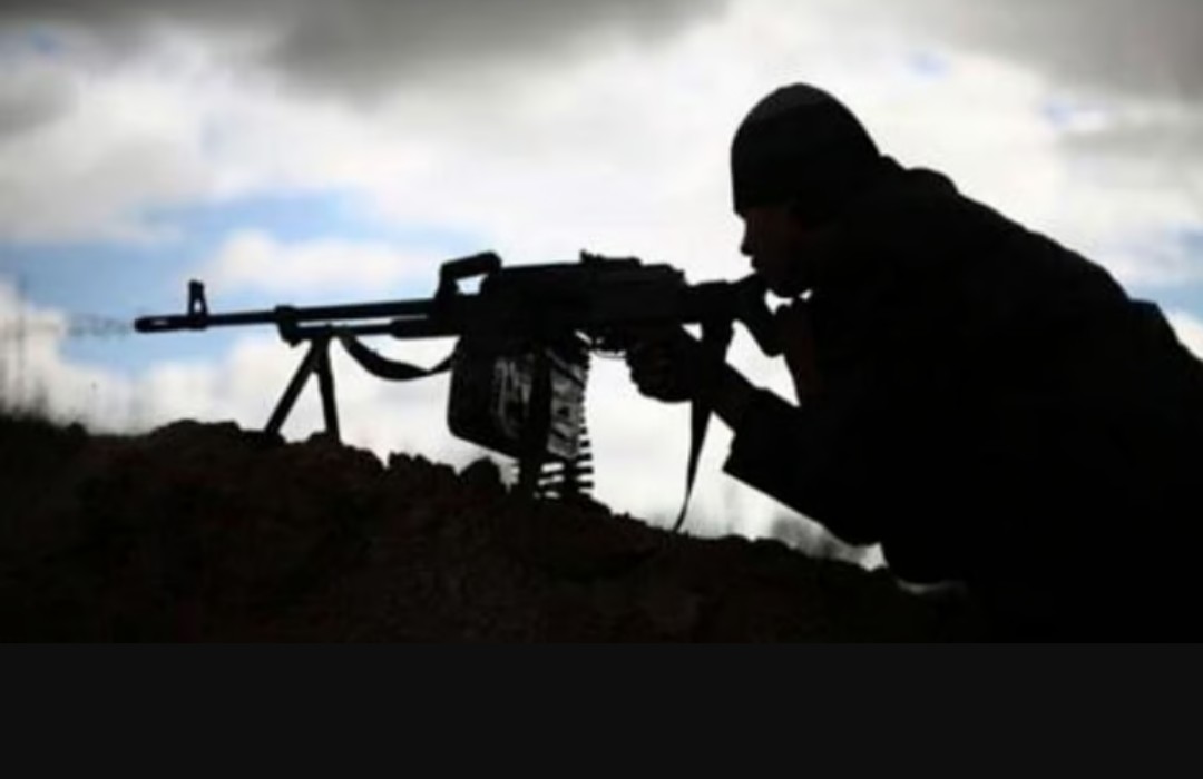 قناص حوثي يطلق أربع طلقات نارية تسفر عن إصابة شاب وطفل في تعز