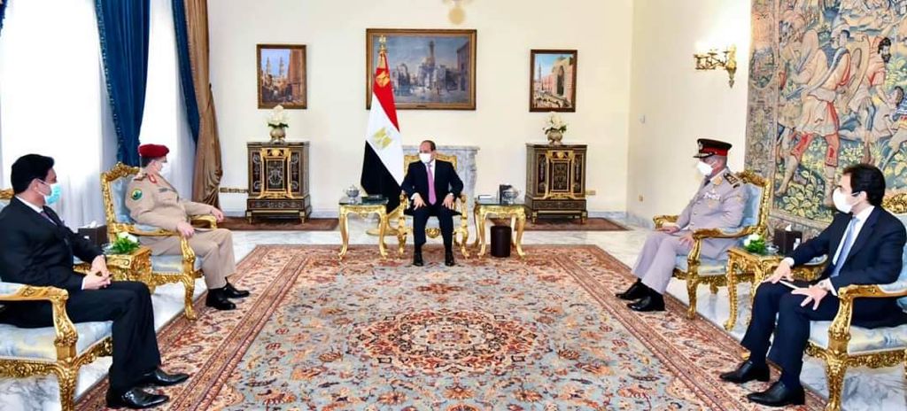  لقاء يجمع بين الرئيس المصري "السيسي" مع وزير الدفاع اليمني (تفاصيل مادار بينهم)