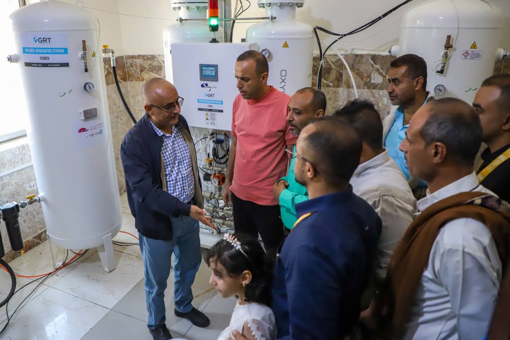 تدشين عمل محطة توليد الأوكسجين بمستشفى المظفر العام بتعز
