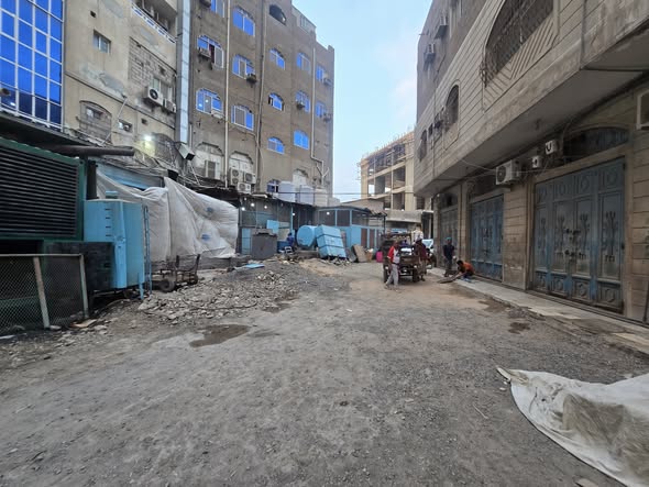 شاهد .. شارع في قلب عدن يتم البناء فيه والسلطات تتفرج وسط مناشدات السكان 