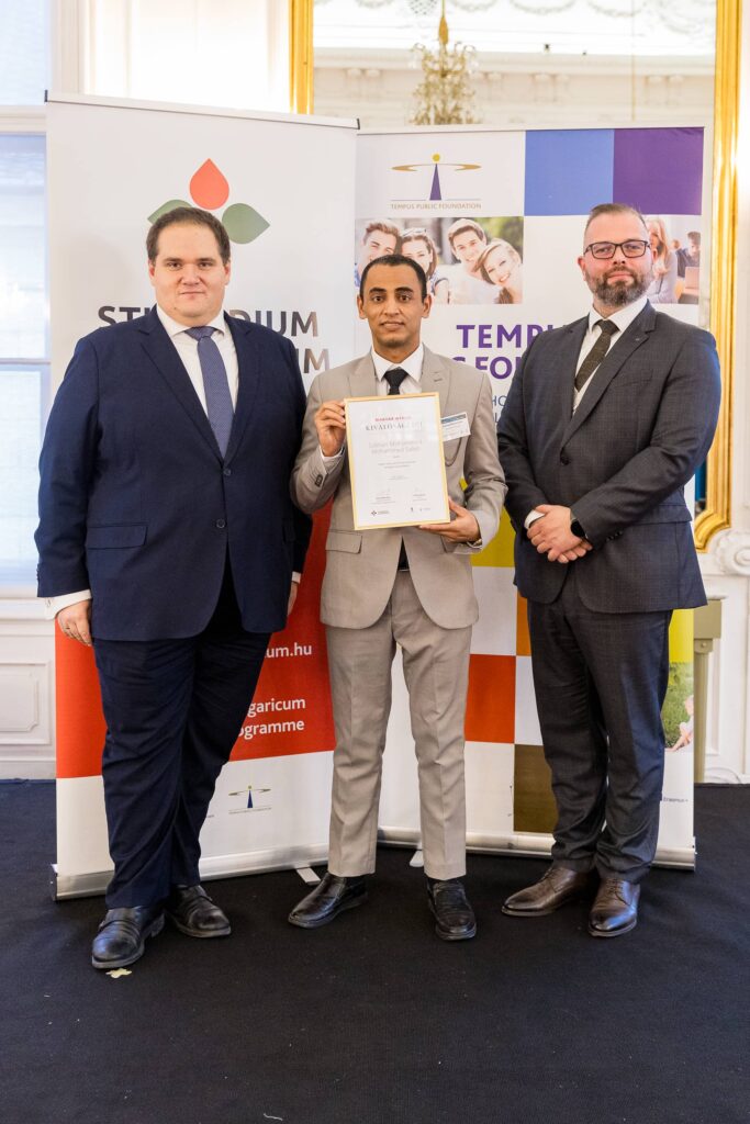 الخارجية المجرية تكرم طالب يمني لتميزه الأكاديمي والثقافي طوال فترة دراسته