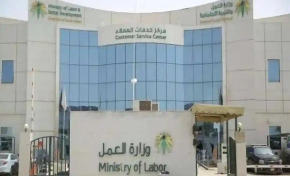 صدمة مفاجئة للمقيمين في السعودية .. إسقاط تأشيرة جميع الوافدين بدءا من هذا التاريخ!