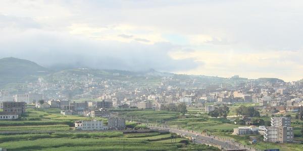 مسلحون حوثيون يستهدفون منزل مواطن في هذه المحافظة