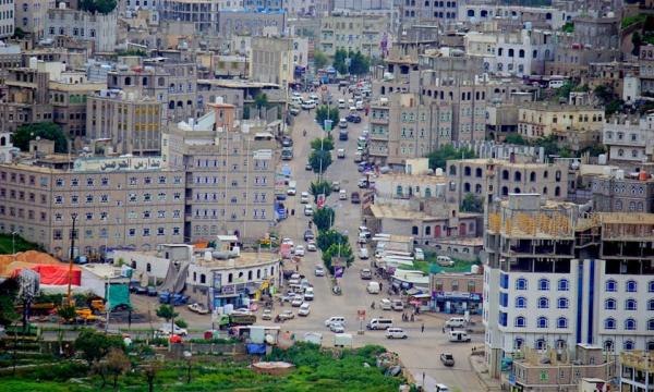 بشكل همجي .. قيادي حوثي يعتدي على موظف حكومي في هذه المدينة!