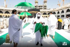 في السعودية .. توزيع مظلات شمسية للمعتمرين بالمسجد الحرام بمكة المكرمة
