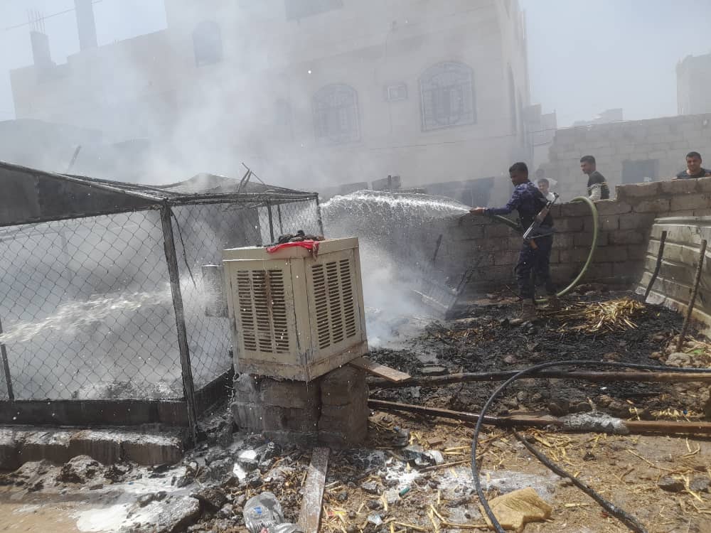 إنقاذ عائلة من حريق هائل شب في منزلها بمدينة مأرب
