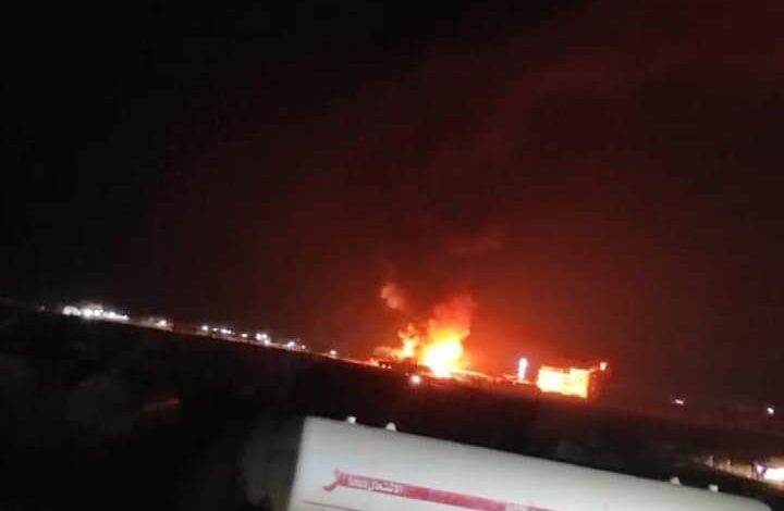 شاهد حريق هائل يلتهم مقطورات غاز وبترول كانت في طريقها إلى العاصمة صنعاء..صور 