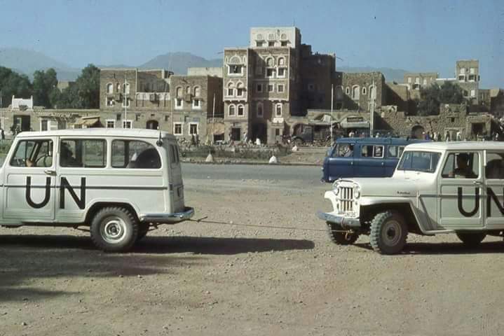 شاهد سيارة الأمم المتحدة في فترة الستينات بالعاصمة صنعاء و الغريب بالمنزل الذي أمام الصورة؟