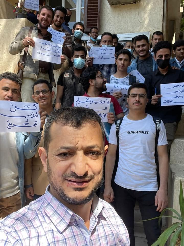 وفقة إجتاجية لطلاب يمنيين في مصر للمطالبة بصرف مستحقاتهم