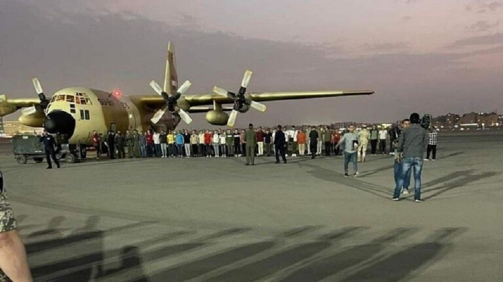 الجيش السوداني يكشف عن إجلاء مئات الأفراد من القوات الجوية المصرية إلى مصر
