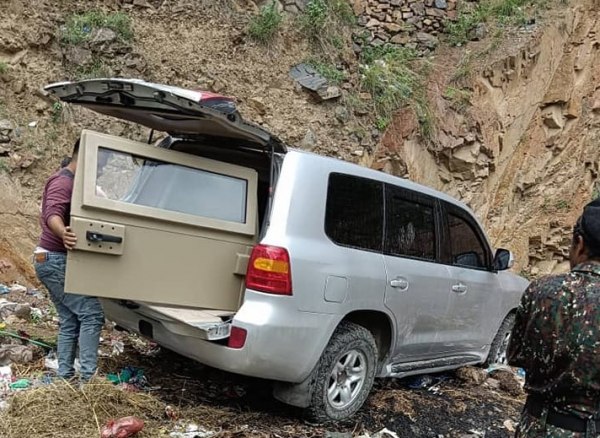 نتيجة حصار الحوثيين.. حادث مروري لسيارة تابعة للأمم المتحدة في مدينة تعز