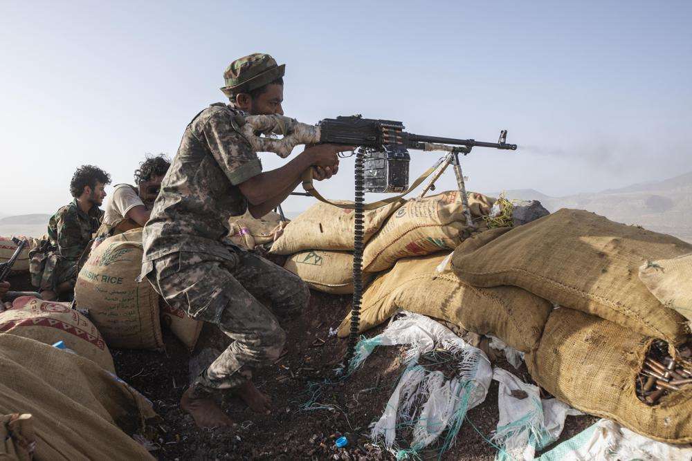 قتال من مسافة صفر بين قوات الجيش والحوثيين في مأرب.. فتح معسكرات جديدة للمليشيات