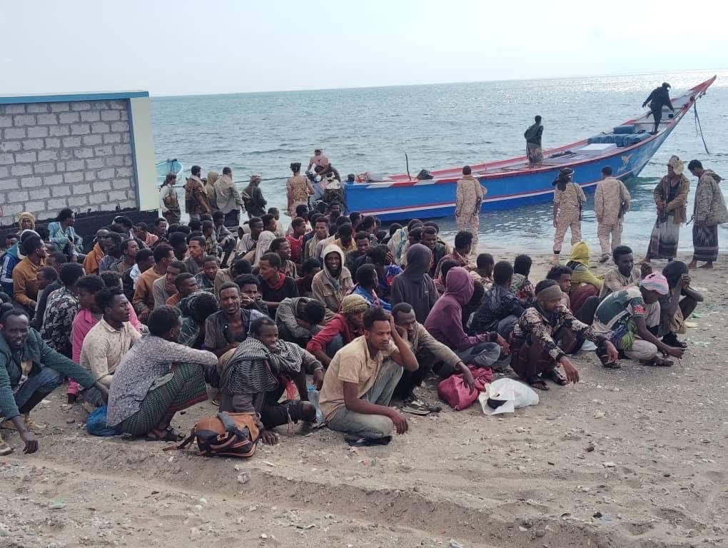 شخص يقود قارب تهريب يلقي بـ200 مهاجرا أفريقيا في احد السواحل اليمنية