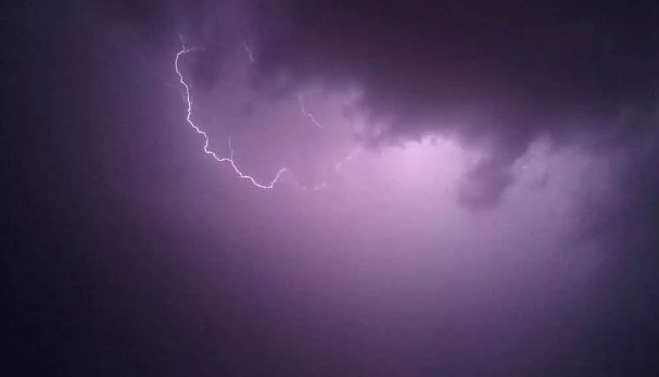 البرق والرعد يحول ليل عدن الى نهار .. صورة