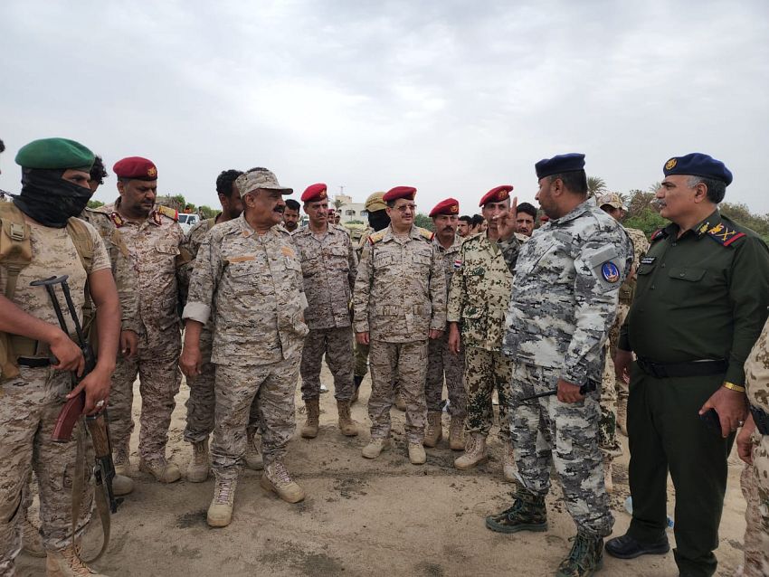 وزير الدفاع يطلع على أوضاع قوات خفر السواحل في المخاء بتعز
