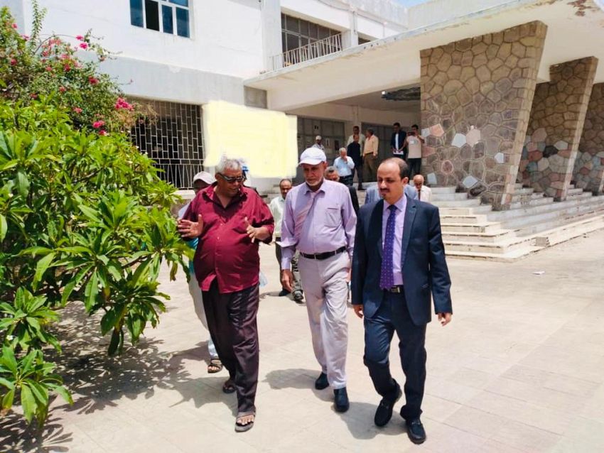 وزير الإعلام يتفقد سير العمل في معهد جميل غانم بالعاصمة عدن