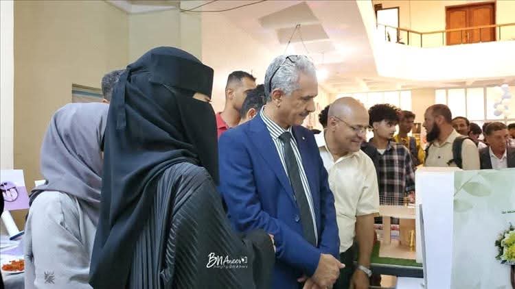 رئيس جامعة تعز يفتتح معرض الجرافيكس بمركز الحاسوب